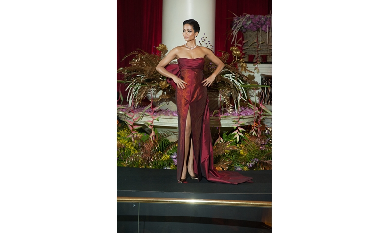 H'Hen Niê trình diễn váy xẻ đùi ở Miss Universe trong đêm Thai Night